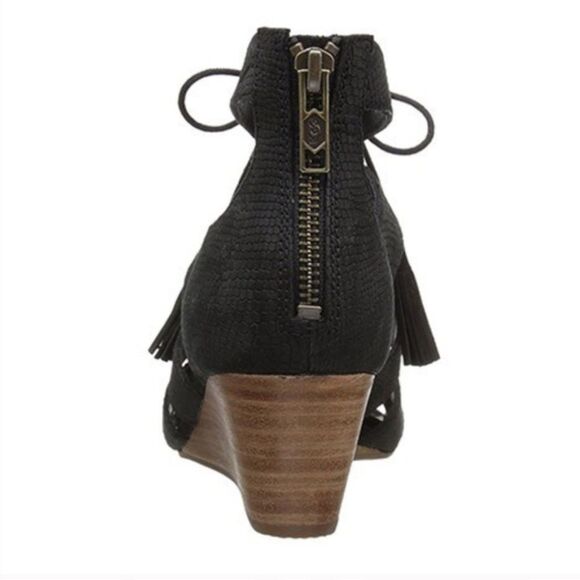 UGG Yasmin Snake Wedged Black Leather Sandals Sz 7.5 Fringes Shoelaces Boho - Picture 3 of 12